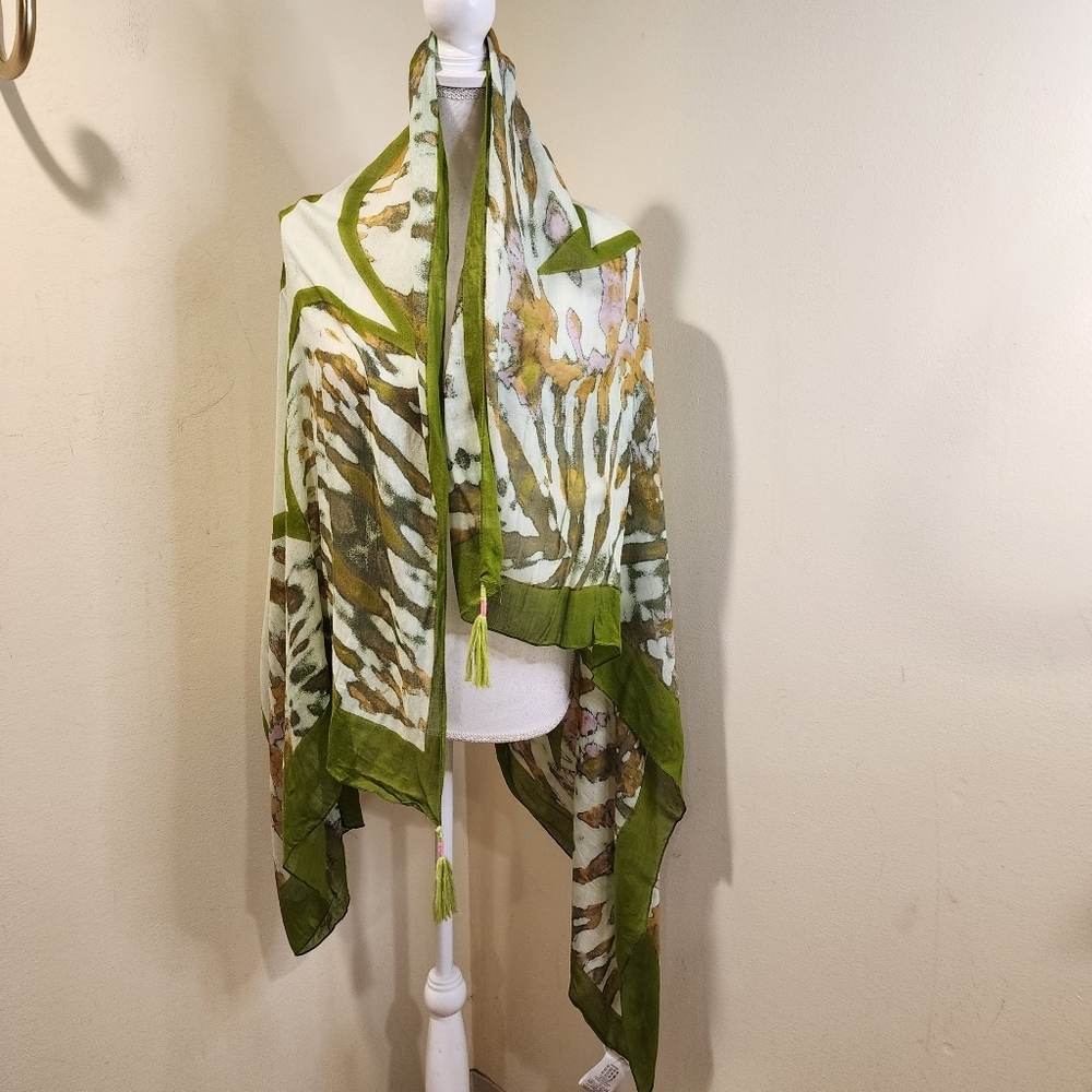 BCBGENERATION Large Green Graphic Wrap Tassel Scarf  Beachy Cover all